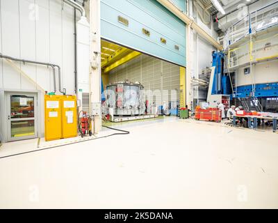 Das europäische Servicemodul wurde von Airbus-Technikern in Bremen für den Versand an das Kennedy Space Center im November 2018 vorbereitet. Die ESA und die europäischen Länder arbeiteten zusammen, um das Modul für NASA-Weltraummissionen jenseits des Mondes zu liefern. Stockfoto