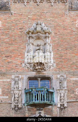 Balkon und Figuren am Belfry, Grote Markt, Brügge, Westflandern, Flandern, Belgien Stockfoto