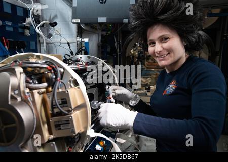 ESA (European Space Agency) Astronaut und Expedition 67 Flugingenieur Samantha Cristoforetti arbeitet im Modul Unity der Internationalen Raumstation und konfiguriert Komponenten für die Untersuchung der Festbrennstoffzündung und -Auslöschung, die das Wachstum von Feuer und die Brandschutztechniken im Weltraum untersucht. Stockfoto