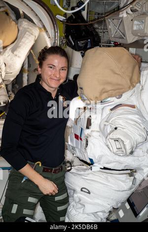 Die NASA-Astronaut und Expedition 66-Flugingenieurin Kayla Barron führt Wartungsarbeiten an einem US-Raumanzug in der Quest-Luftschleuse der Internationalen Raumstation durch, um die Einsatzbereitschaft für außerfahrzeugbezogene Aktivitäten zu gewährleisten. Stockfoto