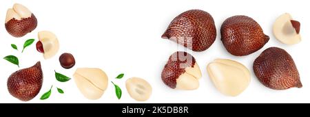 Salak Schlangenfrucht isoliert auf weißem Hintergrund mit voller Schärfentiefe. Draufsicht mit Platz für den Text. Flach liegend. Stockfoto