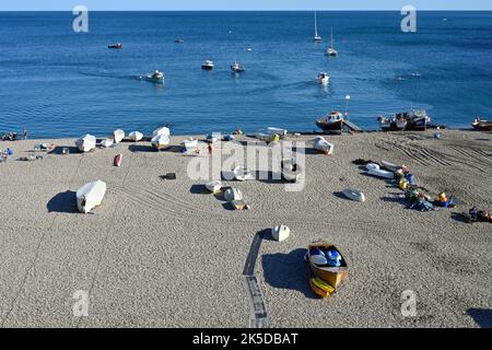 Fischerboote am Beer Beach vom South Coast Path und den Klippen aus. Stockfoto