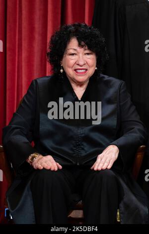 Washington DC, USA. 07. Oktober 2022. Washington, DC, USA. 7. Oktober 2022. Associate Justice Sonia Sotomayor während des formellen Gruppenfotos beim Obersten Gerichtshof in Washington, DC, USA, am Freitag, den 7. Oktober, 2022. Das Gericht eröffnete seine neue Amtszeit am Montag mit einem Kalender, der bereits voll von hochkarätigen Auseinandersetzungen war, darunter zwei Fälle, die die Verwendung von Rennen bei Hochschulaufnahmen beenden könnten. Kredit: Eric Lee/Pool via CNP/dpa/Alamy Live Nachrichten Kredit: dpa picture Alliance/Alamy Live Nachrichten Stockfoto