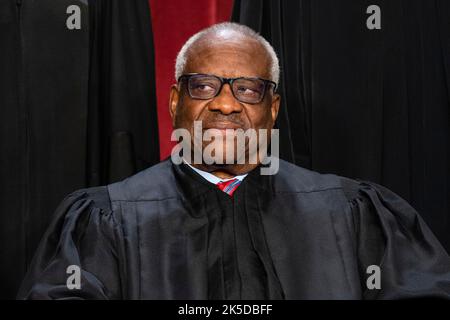 Washington DC, USA. 07. Oktober 2022. Washington, DC, USA. 7. Oktober 2022. Associate Justice Clarence Thomas während des formellen Gruppenfotos beim Obersten Gerichtshof in Washington, DC, USA, am Freitag, den 7. Oktober, 2022. Das Gericht eröffnete seine neue Amtszeit am Montag mit einem Kalender, der bereits voll von hochkarätigen Auseinandersetzungen war, darunter zwei Fälle, die die Verwendung von Rennen bei Hochschulaufnahmen beenden könnten. Kredit: Eric Lee/Pool via CNP/dpa/Alamy Live Nachrichten Kredit: dpa picture Alliance/Alamy Live Nachrichten Stockfoto
