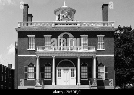 Das Custom House in der Derby Street im historischen Salem, Massachusetts. Das Bild wurde auf einem analogen Schwarzweißfilm aufgenommen. Stockfoto