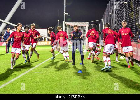 Amsterdam, Niederlande. 07. Oktober 2022. AMSTERDAM-DUIVENDRECHT, NIEDERLANDE - 7. OKTOBER: Spieler von Ajax U23 während des Warm-Up während des niederländischen Keukenkampioendivisie-Spiels zwischen Ajax U23 und Helmond Sport im Sportpark de Toekomst am 7. Oktober 2022 in Amsterdam-Duivendrecht, Niederlande (Foto von Kees Kuijt/Orange Picics) Credit: Orange Pics BV/Alamy Live News Stockfoto