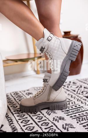 Junge Frau in beige modische Leder-Schnürschuhe. Modische Kollektion von Damenschuhen für den Herbst. Nahaufnahme der weiblichen Beine in Schuhen. Stockfoto