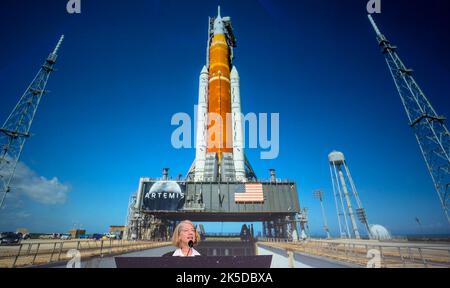 Der stellvertretende NASA-Administrator Pam Melroy hält während des Space Symposiums 37. am Dienstag, den 5. April 2022, in Colorado Springs, Colorado. Stockfoto