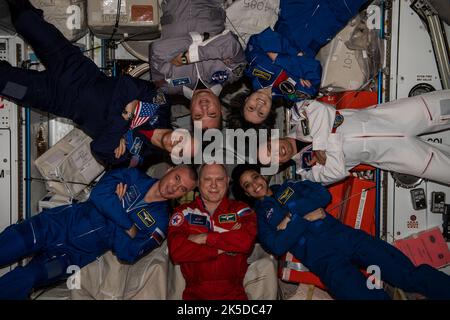 Die siebenköpfige Besatzung der Expedition 67 an Bord der Internationalen Raumstation posiert innerhalb des Harmony-Moduls, darunter die Roscosmos-Kosmonauten Oleg Artemyev und Denis Matveev, die NASA-Flugingenieure Bob Hines, Kjell Lindgren und Jessica Watkins sowie die ESA-Flugingenieurin Samantha Cristoforetti mit Roscosmos-Flugingenieur Sergej Korsakov. Stockfoto