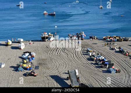 Fischerboote am Beer Beach vom South Coast Path und den Klippen aus. Stockfoto