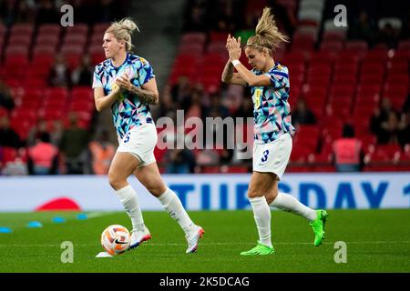 London, Großbritannien. 07. Oktober 2022. Millie Bright (5 England) und Rachel Daly (3 England) beim Warm-up vor dem Freundschaftsspiel zwischen England und den USA im Wembley Stadium in London, England. (Liam Asman/SPP) Quelle: SPP Sport Press Photo. /Alamy Live News Stockfoto