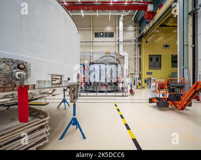 Techniker bei Airbus in Bremen bereiteten im November 2018 das europäische Servicemodul für den Transport zum Kennedy Space Center vor. Das Modul wird dem Orion-Raumschiff der NASA Strom liefern und steht für die internationale Zusammenarbeit bei der Tiefenraumforschung. Stockfoto