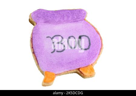 Butterkeks in Form eines violetten Kessels (weißer Hintergrund). Stockfoto