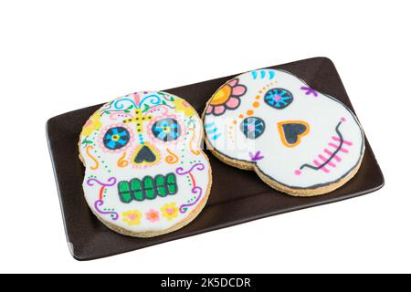 Butterkekse in Form eines Schädels, Dia de los muertos (weißer Hintergrund). Stockfoto