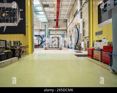 Techniker von Airbus in Bremen bereiteten das europäische Servicemodul für den Versand an das Kennedy Space Center im November 2018 vor. Das von europäischen Partnern wie ESA und Airbus gebaute Modul wird ein NASA-Raumfahrzeug antreiben und damit den ersten Einsatz eines europäischen Systems für US-amerikanische Tiefenraummissionen markieren und die internationale Zusammenarbeit bei der Erforschung des menschlichen Weltraums hervorheben. Stockfoto
