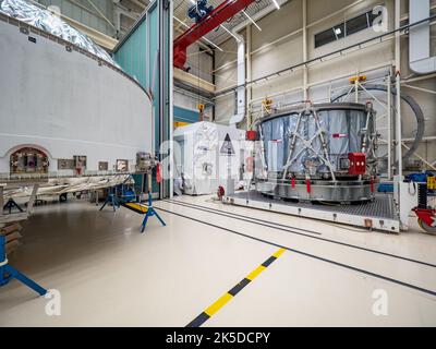 Airbus-Techniker in Bremen bereiteten im November 2018 das European Service Module für den Versand an das Kennedy Space Center vor. Das Modul unterstützt die Orion-Raumsonde der NASA und die internationale Zusammenarbeit bei Tiefenraummissionen. Stockfoto