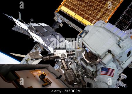 Der Astronaut Raja Chari wird während eines sechsstündigen, 54-minütigen Raumwanderns mit der ISS verbunden, um die Station für den nächsten Roll-out-Solaransatz vorzubereiten. Stockfoto