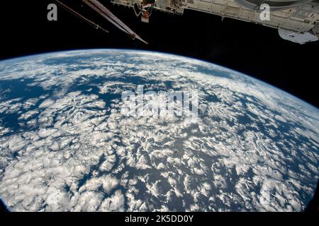 Ein teilweise bewölkter Pazifik wird von der Internationalen Raumstation aus beobachtet, die 259 Meilen über der peruanischen Küste in Südamerika umkreist. Stockfoto
