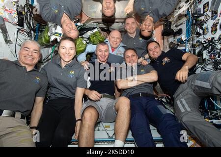 Die zehnköpfige Besatzung der Expedition 66 an Bord der ISS umfasst die NASA-Astronauten Mark Vande Hei, Kayla Barron, Tom Marshburn und Raja Chari; die Roscosmos-Kosmonauten Denis Matveev, Anton Schkaplerow, Sergej Korsakow, Oleg Artemyev, Pjotr Dubrov; und ESA-Astronaut Matthias Maurer. Stockfoto