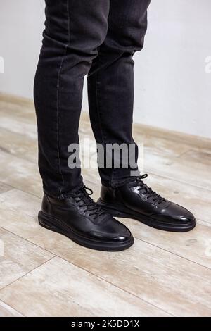 Schwarze Herren Winterstiefel mit echtem Leder. Stylische Herrenschuhe Stockfoto