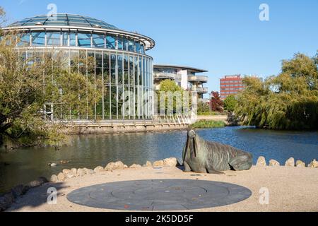 Blick auf das Sunderland Museum und die Wintergärten, Großbritannien, vom Mowbray Park aus, einschließlich der Walrossstatue, die vom Schriftsteller Lewis Carrol inspiriert wurde. Stockfoto