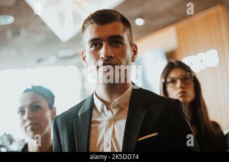 Gruppe erfolgreicher Geschäftsleute, die im Büro zusammenstehen. Stockfoto