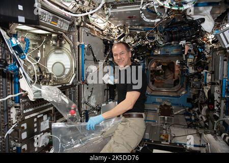 Der NASA-Astronaut und Expediiton 66-Flugingenieur Tom Marshburn schließt die Forschungsarbeiten innerhalb der Mikrogravitation Science Glovebox des US-Labormoduls Destiny ab. Marshburn hatte das Wachstum und die Beobachtung von Hautgewebeproben abgeschlossen, um zu verstehen, warum Schwerelosigkeit die Hautalterung bei Astronauten beschleunigt und zu erfahren, wie eine Verschlechterung der Haut im Weltraum verhindert und die Hautbedingungen auf der Erde verbessert werden können. Stockfoto