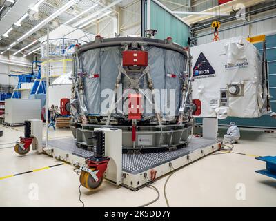 Techniker von Airbus in Bremen bereiteten das europäische Servicemodul für den Versand an das Kennedy Space Center im November 2018 vor. Das Modul wird die NASA-Raumsonde Orion antreiben und damit einen Meilenstein in der internationalen Zusammenarbeit zwischen ESA, Airbus und zehn europäischen Ländern für die Tiefenraumforschung darstellen. Stockfoto