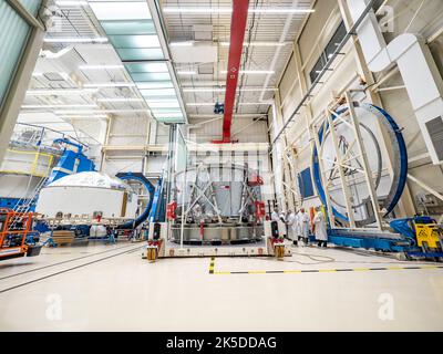 Techniker von Airbus in Bremen bereiteten das europäische Servicemodul für den Versand an das Kennedy Space Center im November 2018 vor. Das Modul wird die Orion-Raumsonde der NASA antreiben, die die internationale Zusammenarbeit zwischen ESA, Airbus und zehn europäischen Ländern für Tiefenraummissionen repräsentiert. Stockfoto