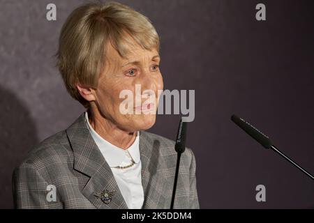 Unkel, Deutschland. 07. Oktober 2022. Brigitte Seebacher, Historikerin, spricht im Rheinhotel Schulz unweit des Willy Brandt Forum Unkel anlässlich des 30.. Todestages von Willy Brandt. Der ehemalige Bundeskanzler und Friedensnobelpreisträger starb am 8. Oktober 1992 in Unkel. Quelle: Sascha Ditscher/dpa/Alamy Live News Stockfoto