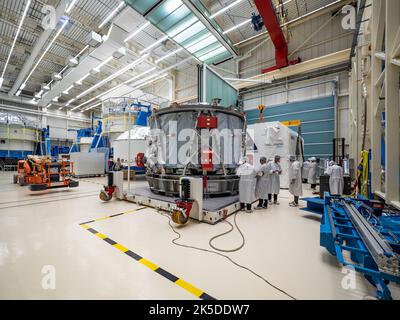 Airbus-Techniker in Bremen bereiteten im November 2018 das europäische Servicemodul für den Transport zum Kennedy Space Center vor. Das Modul wird die Orion-Raumsonde der NASA antreiben und die Zusammenarbeit zwischen der ESA, Airbus und zehn europäischen Nationen bei der Tiefenraumforschung hervorheben. Stockfoto