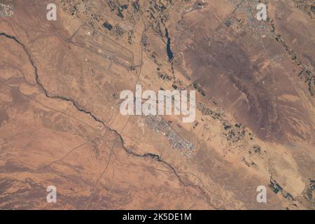 Die Internationale Raumstation umkreiste 258 Meilen über dem südlichen Teheran, Iran, und bot einen Blick auf den Internationalen Flughafen Imam Khomeini und die Industriestadt Shamsabad unterhalb des Kaspischen Meeres. Stockfoto