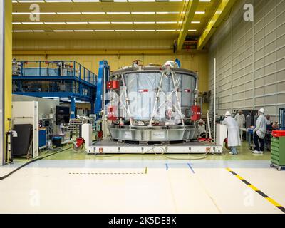Airbus-Techniker in Bremen bereiteten im November 2018 das European Service Module für den Versand an das Kennedy Space Center vor. Die ESA und zehn europäische Länder arbeiteten zusammen, um das Modul für die NASA-Tiefenraumforschung jenseits des Mondes bereitzustellen. Stockfoto