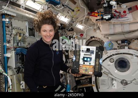 NASA-Astronaut und Expedition 66-Flugingenieur Kayla Barron richtet einen kostenlosen AstroBee-Roboter-Flyer mit einem experimentellen Audio-Sensor für das SoundSee-Mission-Experiment ein. Die Robotik-Studie nutzt akustische Technologie, um Anomalien zu erkennen und möglicherweise frühe Anzeichen für einen Hardwareausfall im Weltraum zu identifizieren. Stockfoto