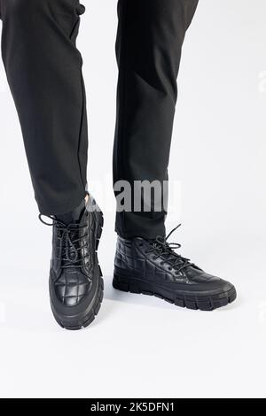 Schwarze Herrenstiefel aus echtem Leder, Herrenschuhe auf weißem Hintergrund. Winter Herrenschuhe 2022 Stockfoto