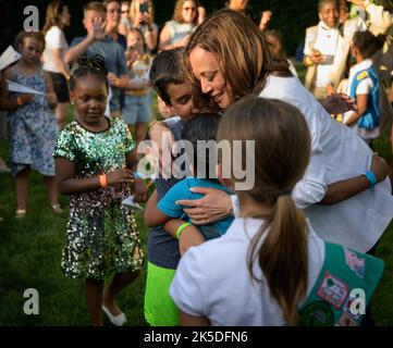 Vizepräsidentin Kamala Harris umarmt Kinder, die am Freitag, den 17. Juni 2022, auf dem Gelände der Residenz des Vizepräsidenten am Naval Observatory in Washington an praktischen MINT-Aktivitäten teilgenommen haben. Der Vizepräsident und zweite Gentleman veranstalteten am Naval Observatory einen Abend mit MINT-Aktivitäten der NASA für Militärfamilien und lokale MINT-Studenten und ihre Familien, einschließlich einer Sondervorführung von Disney Pixars Lichtjahr. Stockfoto