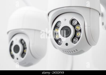 Überwachungskameras, die an der Wand für Sicherheitsbüros oder zu Hause hängen Stockfoto