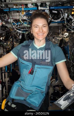 NASA-Astronaut und Expedition 67 Flugingenieur Kayla Barron posiert für ein Porträt während Wartungsarbeiten an Bord der Internationalen Raumstation. Stockfoto