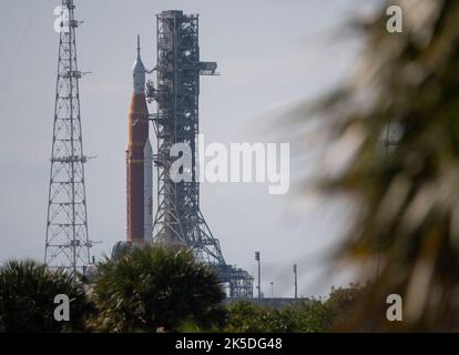 Die NASA-Rakete Space Launch System (SLS) mit der Orion-Sonde an Bord wird auf einem mobilen Trägerrakete beim Launch Complex 39B am Montag, den 4. April 2022, zu sehen sein, während das Artemis I-Startteam den NassGeneralprobeversuch im Kennedy Space Center der NASA in Florida durchführt. Vor dem Artemis I-Flugtest der NASA wird das Artemis I-Startteam bei der NassGeneralprobe durch Operationen zum Laden von Treibstoff, zur Durchführung eines vollständigen Startcountcountdowns, zur Demonstration der Fähigkeit, die Countdown-Uhr zu recyceln und die Tanks zu entleeren, um Zeitpläne und Verfahren für den Start zu üben. Stockfoto