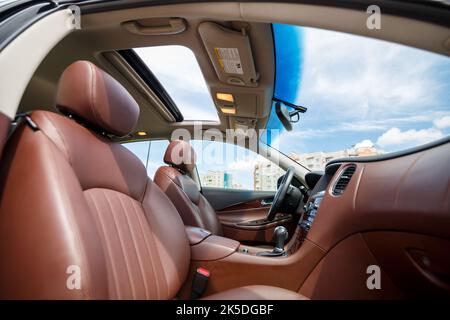 Braune Ledersitze im neuen Auto. Innenpolsterung mit echtem Leder. Stockfoto