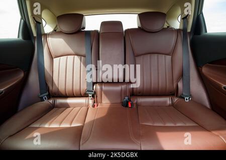 Braune Ledersitze im neuen Auto. Innenpolsterung mit echtem Leder. Stockfoto