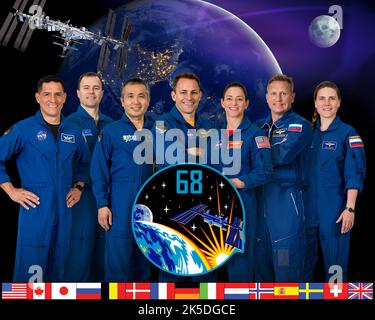 Die siebenköpfige Besatzung der Expedition 68 besteht aus den NASA-Astronauten Frank Rubio, Josh Cassada, Nicole Mann, Roscosmos-Kosmonauten Dmitri Petelin, Sergej Prokopyev, Anna Kikina und JAXA-Astronauten Koichi Wakata in einem offiziellen Porträt. Stockfoto
