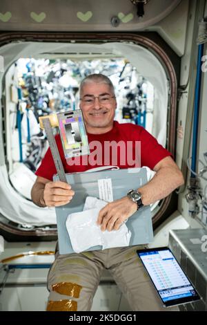 Der NASA-Astronaut Mark Vande Hei nutzte ein Lineal und eine Farbkarte an Bord der ISS für die Squares-Studie, um die Interaktion der Besatzung mit Objekten und dem Raum während der Expedition 66 zu bewerten. Stockfoto