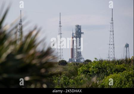 Die NASA-Rakete Space Launch System (SLS) mit der Orion-Sonde an Bord wird auf einem mobilen Trägerrakete beim Launch Complex 39B am Montag, den 4. April 2022, zu sehen sein, während das Artemis I-Startteam den NassGeneralprobeversuch im Kennedy Space Center der NASA in Florida durchführt. Vor dem Artemis I-Flugtest der NASA wird das Artemis I-Startteam bei der NassGeneralprobe durch Operationen zum Laden von Treibstoff, zur Durchführung eines vollständigen Startcountcountdowns, zur Demonstration der Fähigkeit, die Countdown-Uhr zu recyceln und die Tanks zu entleeren, um Zeitpläne und Verfahren für den Start zu üben. Stockfoto