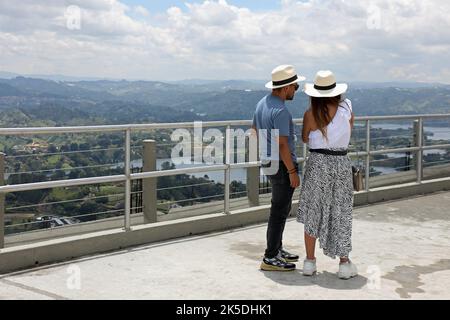Paar auf dem Gipfel von El Penol in Guatape im Nordwesten Kolumbiens Stockfoto