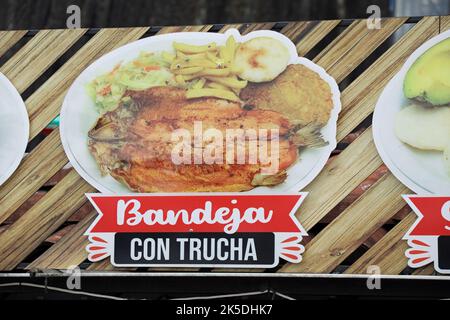 Traditionelle Forellen auf der Speisekarte des Restaurants in Guatape in Kolumbien Stockfoto