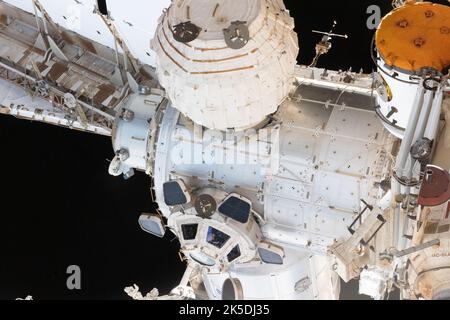 NASA-Astronaut und Expedition 66 die Flugingenieurin Kayla Barron guckt aus einem Fenster in der Kuppel, dem „Fenster der Internationalen Raumstation zur Welt“. Zu den prominenten Komponenten in diesem Foto gehören das Tranquility-Modul, an dem auch die Kuppel befestigt ist, und das STRAHLMODUL. Stockfoto