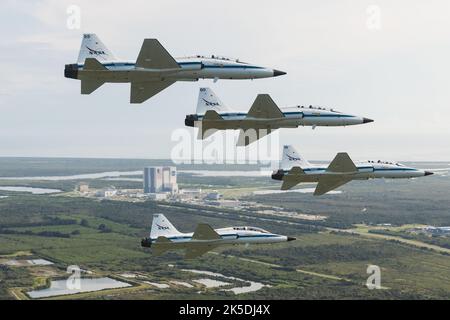 Die T-38-Jets der NASA fliegen in Formation über dem Kennedy Space Center der NASA. Mehrere Astronauten und Astronauten-Kandidaten flogen ein, um den Artemis I-Start und verschiedene Pre-Launch-Aktivitäten zu unterstützen. Flugzeugbezeichnungen und Passagiere: NASA 901: Chris Condon / Astronaut Zena Cardman. 902: Astronautenkandidatin Nicole Ayers / Astronautin Christina Koch. 903: Astronaut Der Kanadischen Weltraumorganisation Jeremy Hansen / Astronaut Drew Morgan. 904: Chief Astronaut Reid Wiseman / Astronaut Joe Acaba. 905 (Photo Chase): Astronautenkandidat Jack Hathaway / Josh Valcarcel Stockfoto