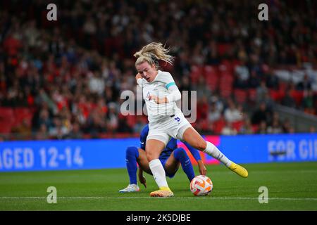 London, Großbritannien. 07. Oktober 2022. Wembley Stadium Lauren Hemp (9 England) trifft während des Freundschaftsspiels zwischen England und den USA im Wembley Stadium in London, England, auf ihr Englands erstes Tor (Pedro Soares/SPP) Quelle: SPP Sport Press Foto. /Alamy Live News Stockfoto