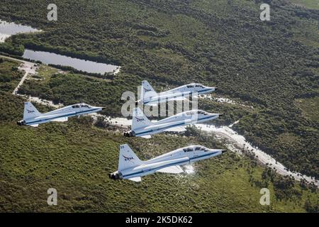 NASA-Astronauten und Astronauten-Kandidaten fliegen in Formation an Bord von T-38-Jets über das Kennedy Space Center der NASA in Florida. Sie flogen ein, um die Artemis I-Mission und verschiedene Pre-Launch-Aktivitäten zu unterstützen. Flugzeugbezeichnungen und Passagiere: NASA 901: Chris Condon / Astronaut Zena Cardman. 902: Astronautenkandidatin Nicole Ayers / Astronautin Christina Koch. 903: Astronaut Der Kanadischen Weltraumorganisation Jeremy Hansen / Astronaut Drew Morgan. 904: Chief Astronaut Reid Wiseman / Astronaut Joe Acaba. 905 (Photo Chase): Astronautenkandidat Jack Hathaway / Josh Valcarcel Stockfoto